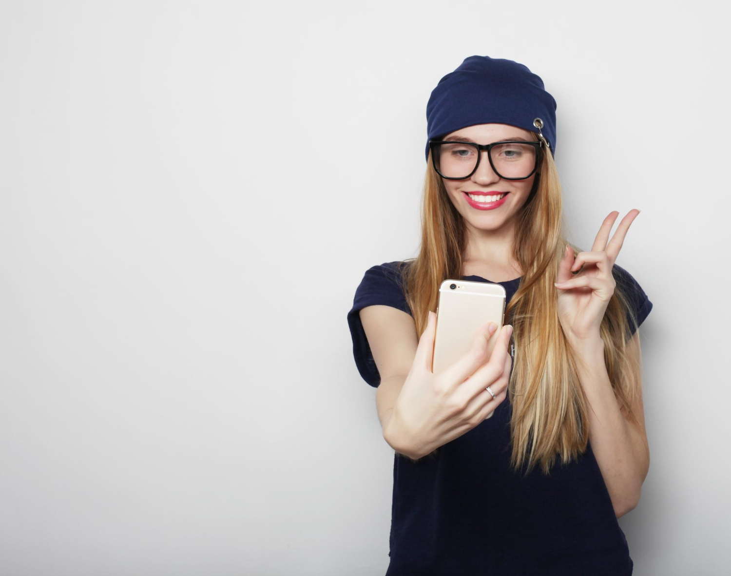 gadis bertopi mengambil swafoto
